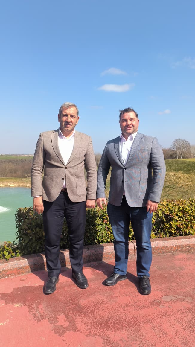 Azərbaycan Qolf Federasiyası və Quba Qolf Klubu əməkdaşlıq çərçivəsində gələcək planları müzakirə etmək üçün görüş keçirib.

Tərəflər Azərbaycanda qolfun təşviqi və inkişafı üçün birgə fəaliyyət göstərməyə hazır olduqlarını bildirib.

#AzerbaijanGolf #GolfDevelop #SportNews