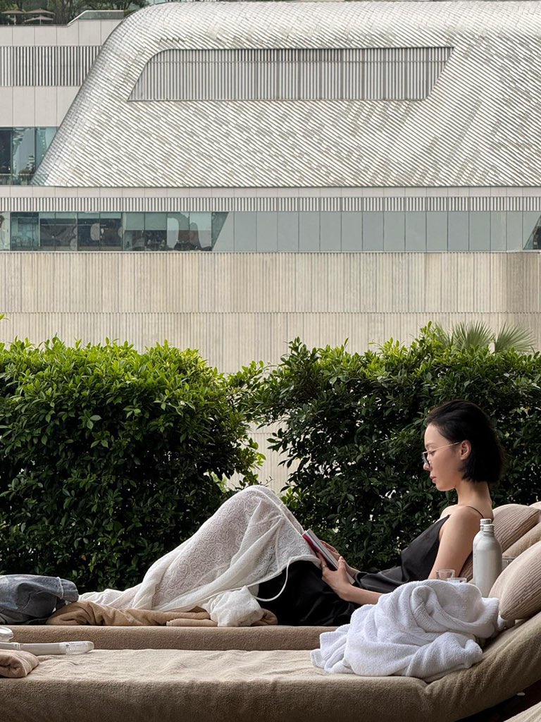 พี่แนท ทำงานแถว ๆ สาทร ว่าง ๆ ก็ชอบออกมานั่งอ่านหนังสือที่สระน้ำคอนโด ไม่ทวงงานวันหยุด ไม่ follow up งานหลัง 18.00 น. แต่ถ้าได้งานไม่ถูกใจ ชีตีกลับ and text ‘ ทำใหม่ให้หน่อยค่ะ ‘