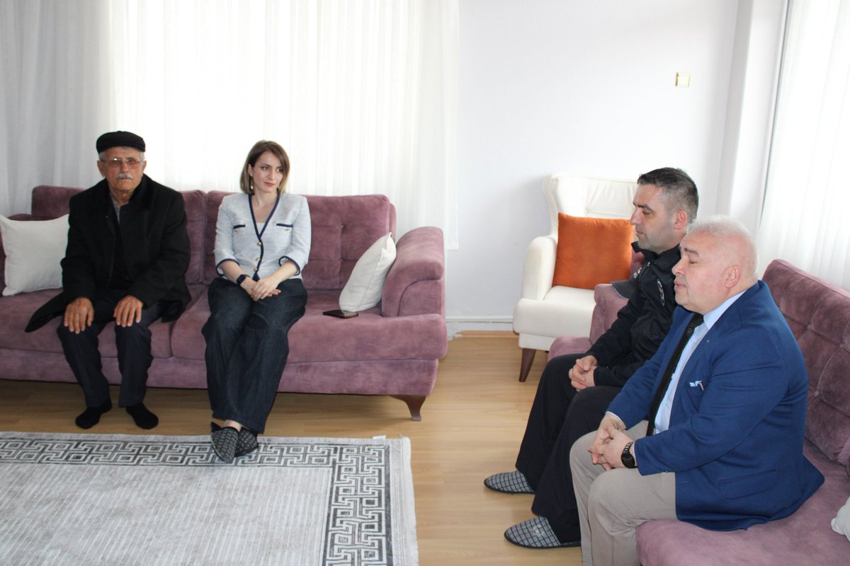 Kaymakamımız Fatma Gül NAYMAN Şehidimiz Muharrem ÜNLÜ'nün babası Abdullah ÜNLÜ'yü hanelerinde ziyaret ettiler.