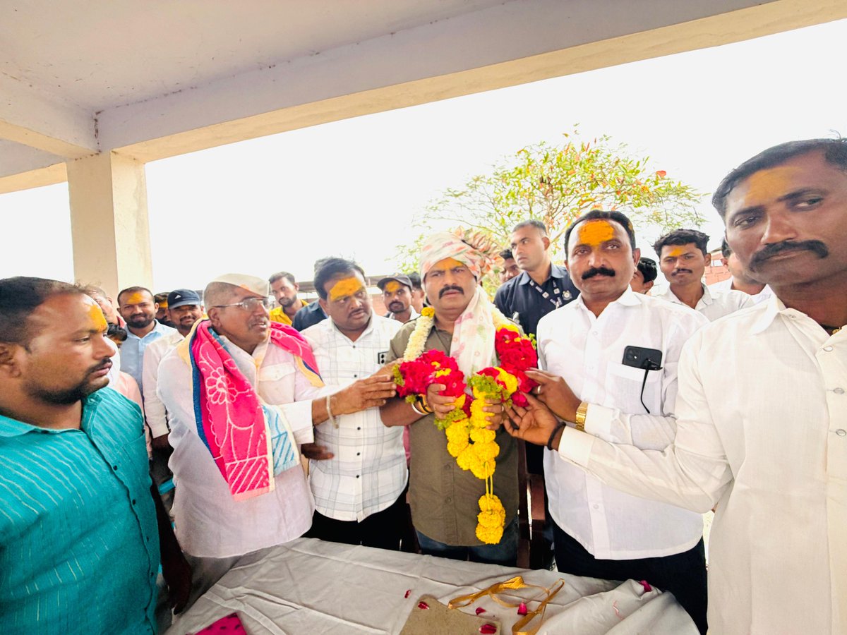 GopichandP_MLA's tweet photo. मोटेवाडी (आसंगी तुर्क), ता. जत येथे मरगुबाई यात्रेनिमित्त दर्शन घेतले. ग्रामस्थांकडून गुळ तुला करून सन्मान करण्यात आला.

मरगुबाईच्या कृपेने सर्वांना सुख-समृद्धी लाभो! 

#Maharashtra #Sangli #Jath https://t.co/5xZzbMpzdY
