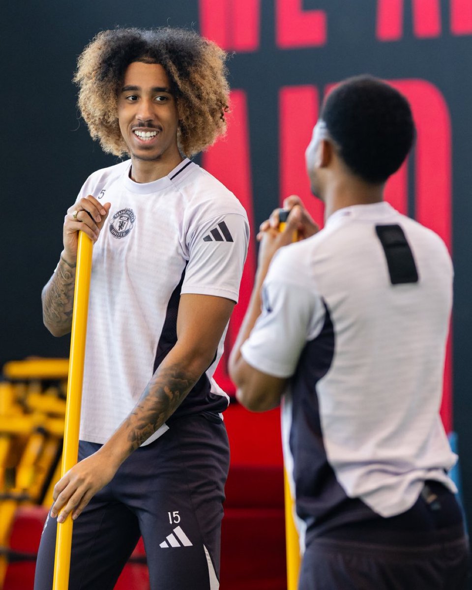 🚨📸 Leny Yoro with a new look! 🙈👀

#MUFC