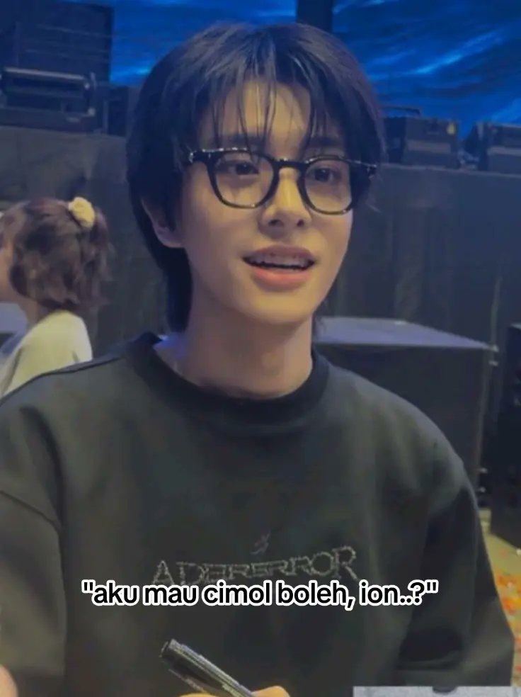 ssungjake's tweet photo. #sungjake vion-nara (from 'anti sosial' universe) join the trend priority list.

si bucin sepi juga gak mau ketinggalan banget, ckckck. https://t.co/9jNjVeZM01