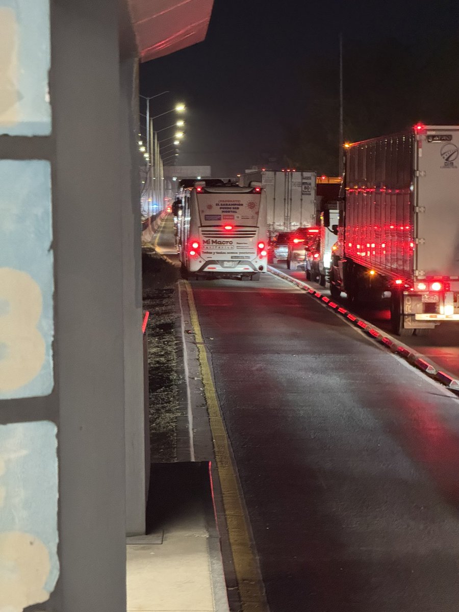 BlackBullet_93's tweet photo. Trafico colapsado en periférico desde la estación de mi macro el briseño hasta la estación lopez mateos, no hay información si el macro esta pasando o no, llevamos 30 min barados en la estación. @TransporteJal @Trafico_ZMG https://t.co/P28uT2MrTH