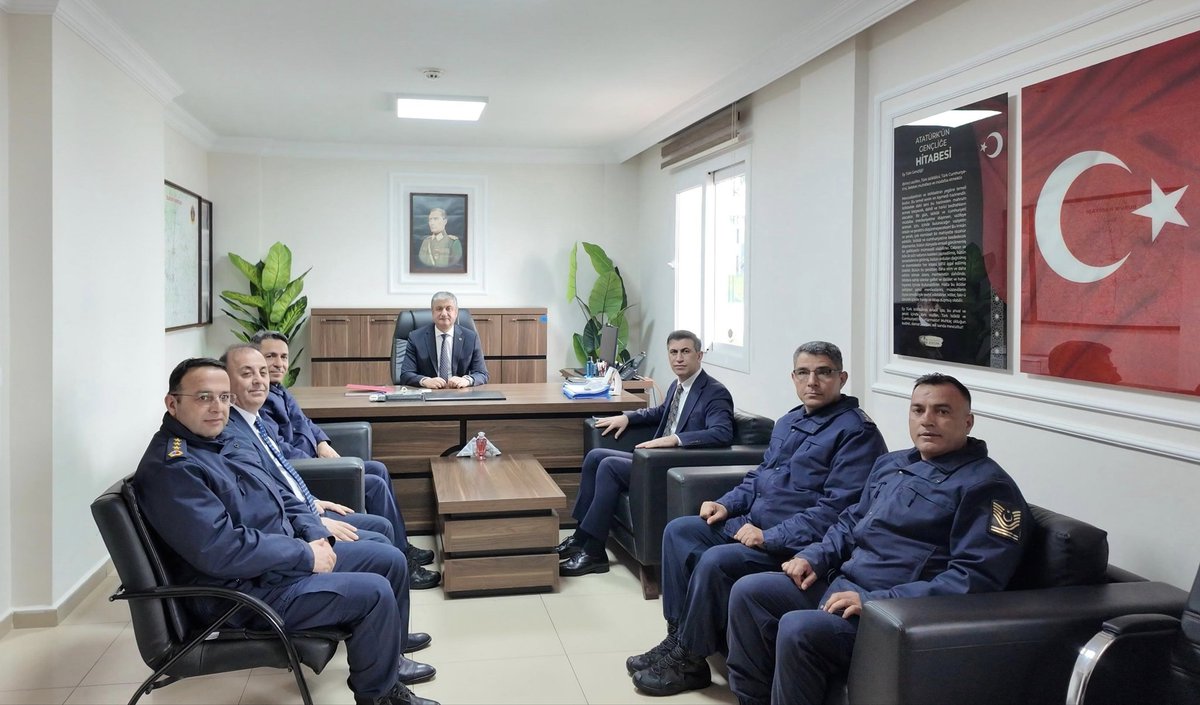 yuregirresmi's tweet photo. Valimiz Sayın Mustafa Yavuz, Kaymakamımız Sayın @mehmet1aksu ve il protokolü; Doğankent Jandarma Karakolu ile yol kontrol ve uygulama noktasını ziyaret etti. Arife günü vesilesiyle gerçekleşen programda kahraman jandarma personelimizle bir araya gelen Sayın Valimiz; vatandaşlarımızın huzur ve güvenliği için mesai mefhumu gözetmeksizin görev yapan güvenlik güçlerimizin yaklaşan Ramazan Bayramı'nı tebrik ederek, kendilerine çalışmalarında başarılar diledi. 
Ziyaret kapsamında uygulama noktasında durdurulan araçlardaki vatandaşlarımızla da yakından ilgilenen Sayın Valimiz, hemşehrilerimizin bayramını kutlayarak onlarla bir süre sohbet etti.
@TCAdanaValiligi