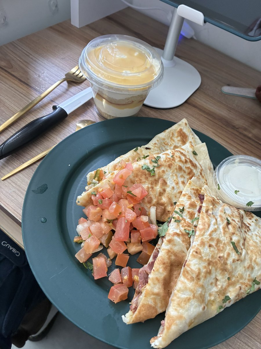 Mélina 🍁 tweet media