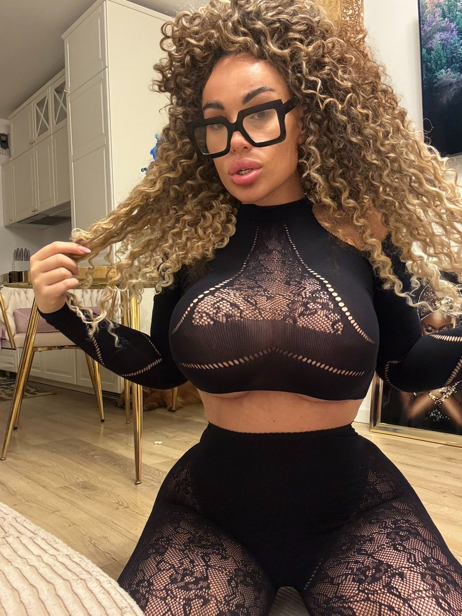 FoxyBella tweet media