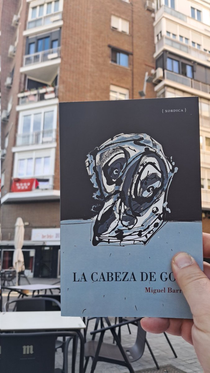 Alberto Olmos sujetando libros tweet media