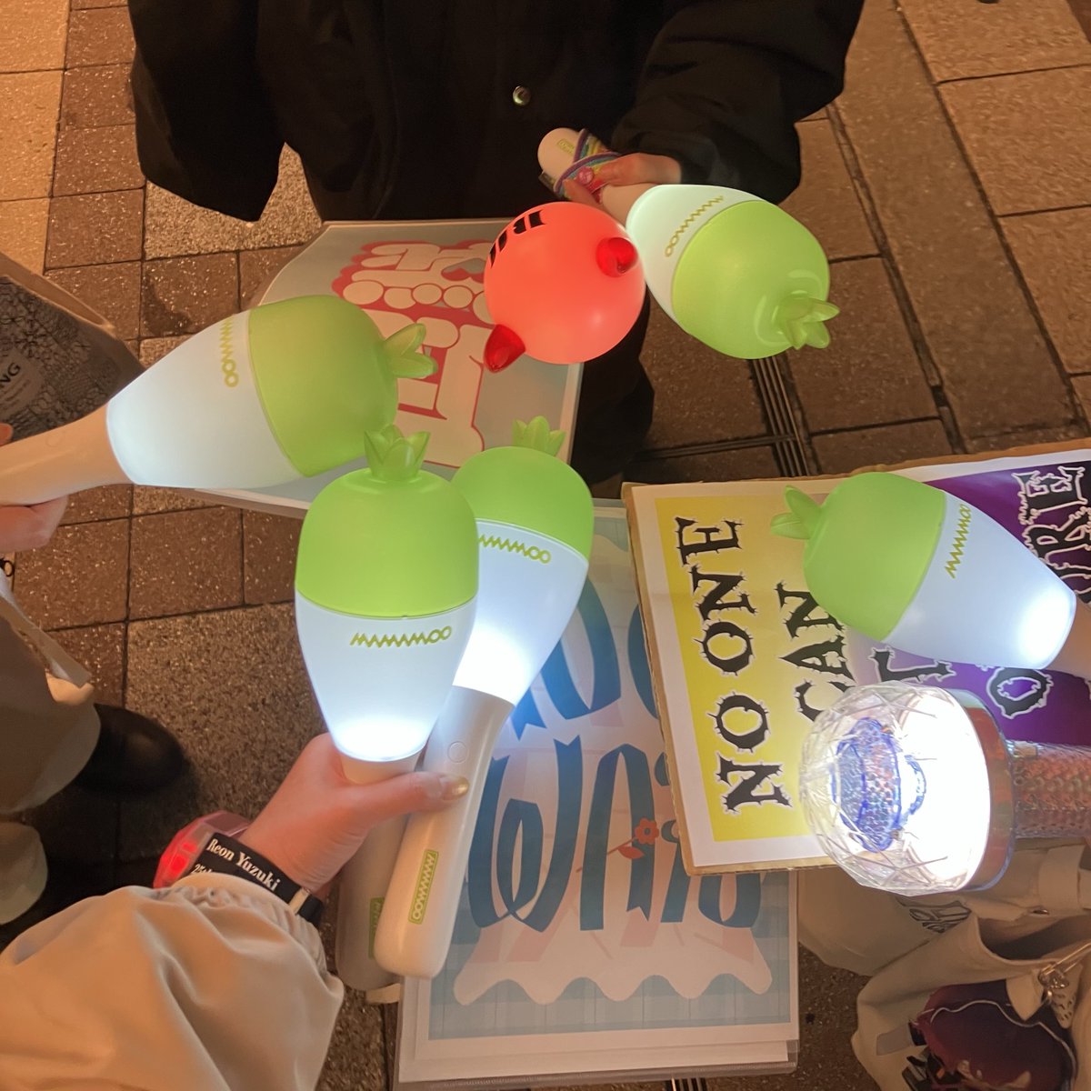 #梅田反戦スタンディング0319 
#平和を願うペンライト勢
参加してきました！　怒りや不安や絶望や、それぞれがいろんな感情を抱えてたと思うけど集まったみなさん笑顔で、希望をもってここに立ってるんだなって思えてよかった。スタンディングは祈りだ