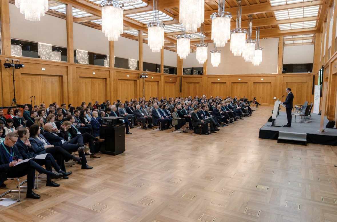 AuswaertigesAmt's tweet image. Mit dem 4. Future Forum Green #Hydrogen im Auswärtigen Amt stärken wir die europäische Wasserstoff-Industrie im globalen Wettbewerb. Das steigert Europas #Resilienz in der Energieversorgung dauerhaft – und sichert Wohlstand in der #EU, so Staatssekretär Kotsch. (1/3)