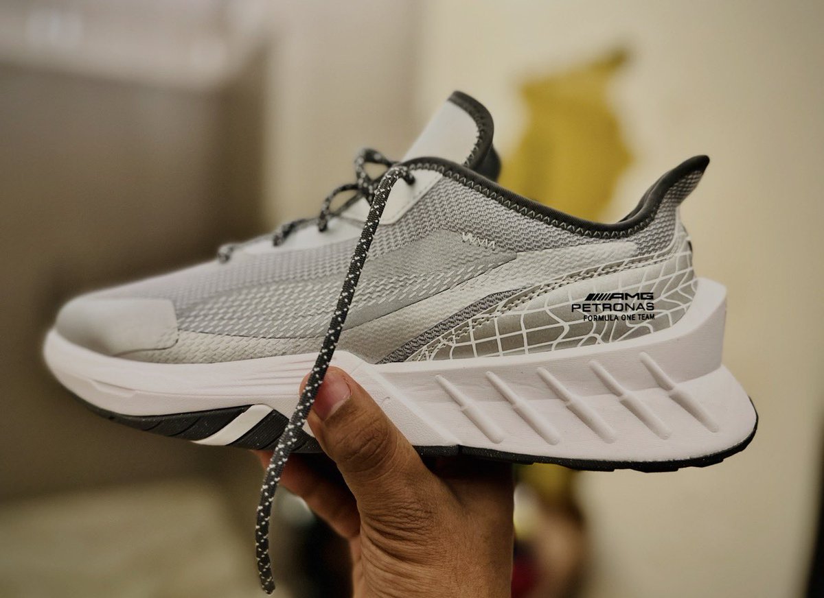 amanjain_z's tweet photo. @PUMA worth of Thousands of shoes turned out to be super poor in quality see the condition after 3-4 uses ! Portions from many sides coming out as if they were sticked using normal glue. 
Did not expected this from Puma! @pumacricket https://t.co/6ppM6wTdn9