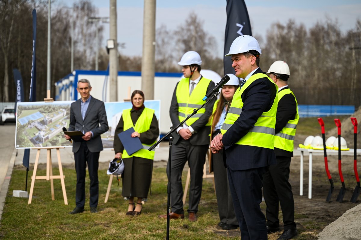 JagiellonskiUni's tweet photo. #JUnews | W czwartek 19 marca, symbolicznym wbiciem łopaty, rozpoczęto budowę pierwszego z dwóch domów studenckich na Kampusie 600-lecia Odnowienia UJ. Dzięki tym inwestycjom w nowoczesnych akademikach zamieszka ponad 400 studentów i doktorantów najstarszej 🇵🇱 uczelni. https://t.co/RpwcpeGbAo