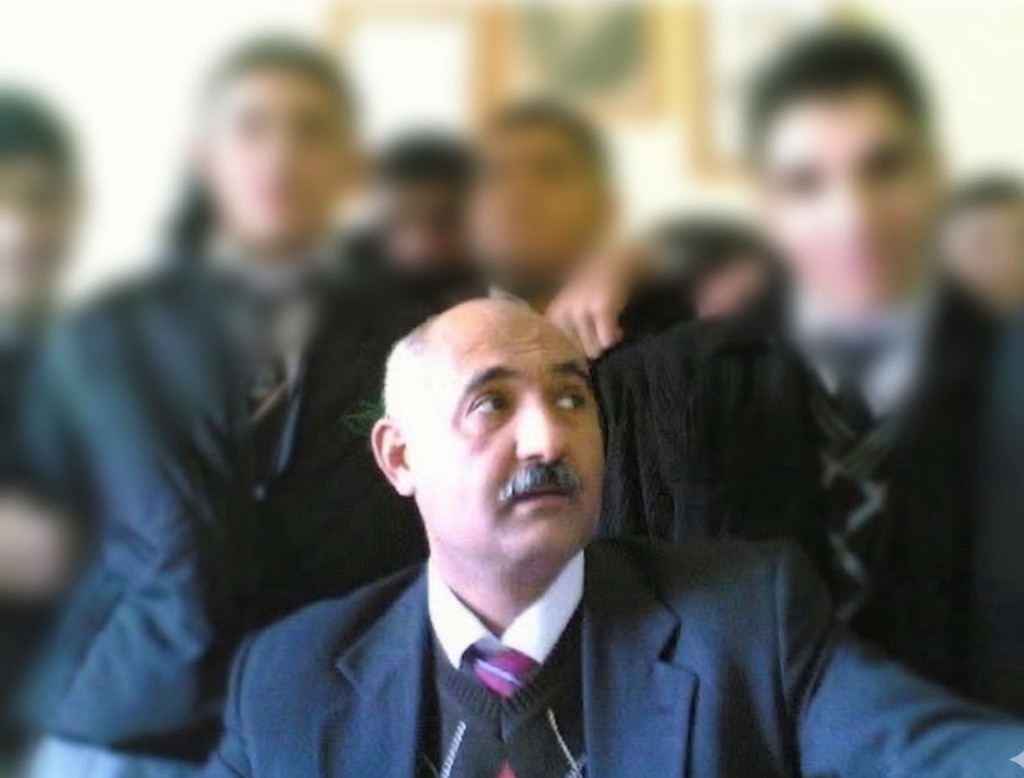 📌 3-5 öğrenci de tutar bir Kemalist öğretmenin mukaddesata hakaret ettiği iddiasında bulunur❗️

📌 İftira da olabilir bu❗️
Ne yapılacak, tutuksuz yargılama yerine hemen hapse mi atılacak o öğretmen❗️

📌 Ramazan Hoca'yı tanımam etmem ama birçok hukukçu tutuklamanın yerinde