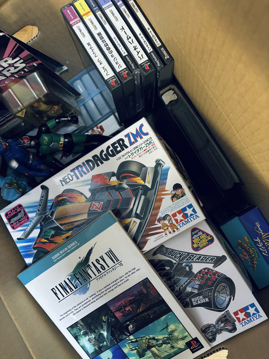 6KAdeKA6's tweet photo. 久しぶりに実家に帰り、物置になっている部屋から思い出の一部を回収してきた。。 https://t.co/aOaEAZWtBA