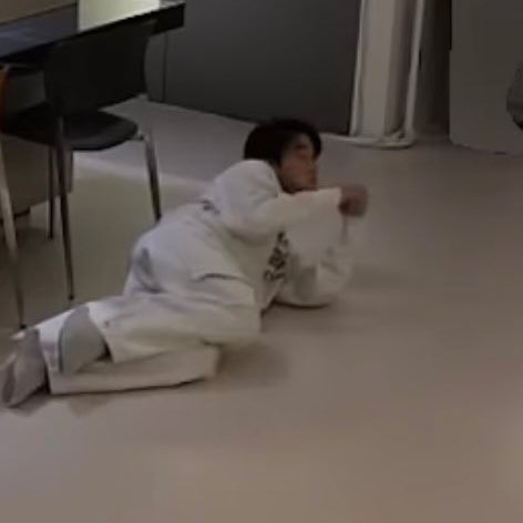 heartinsani's tweet photo. the way san thinks no one can see him if he curls up and pouts must be one of the most sani things ever like 😭😭😭😭😭😭 https://t.co/uNwRxQetaV