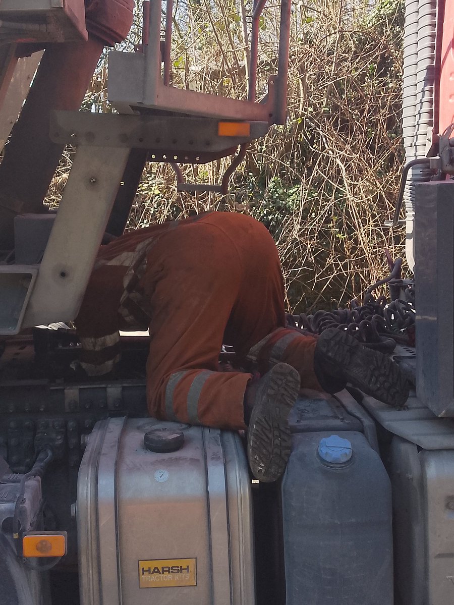TruckerSpence's tweet image. The truck mechanic is here what a picture 🤣🤣
