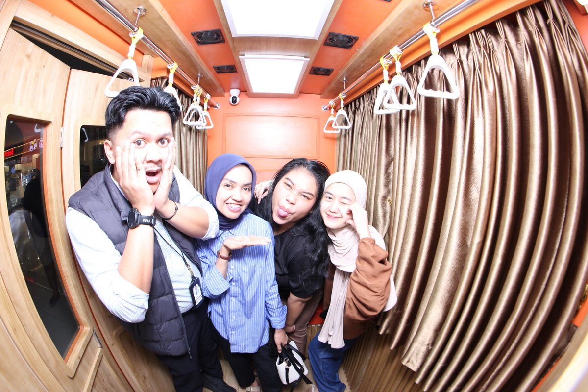 PipinNvnd's tweet photo. Seru juga di Stasiun Gambir ada fotoboth, mana murah dan layout dalemnya kereta banget. Lucu Pol .. nice move @KAI121 https://t.co/bCe2QtCK3A