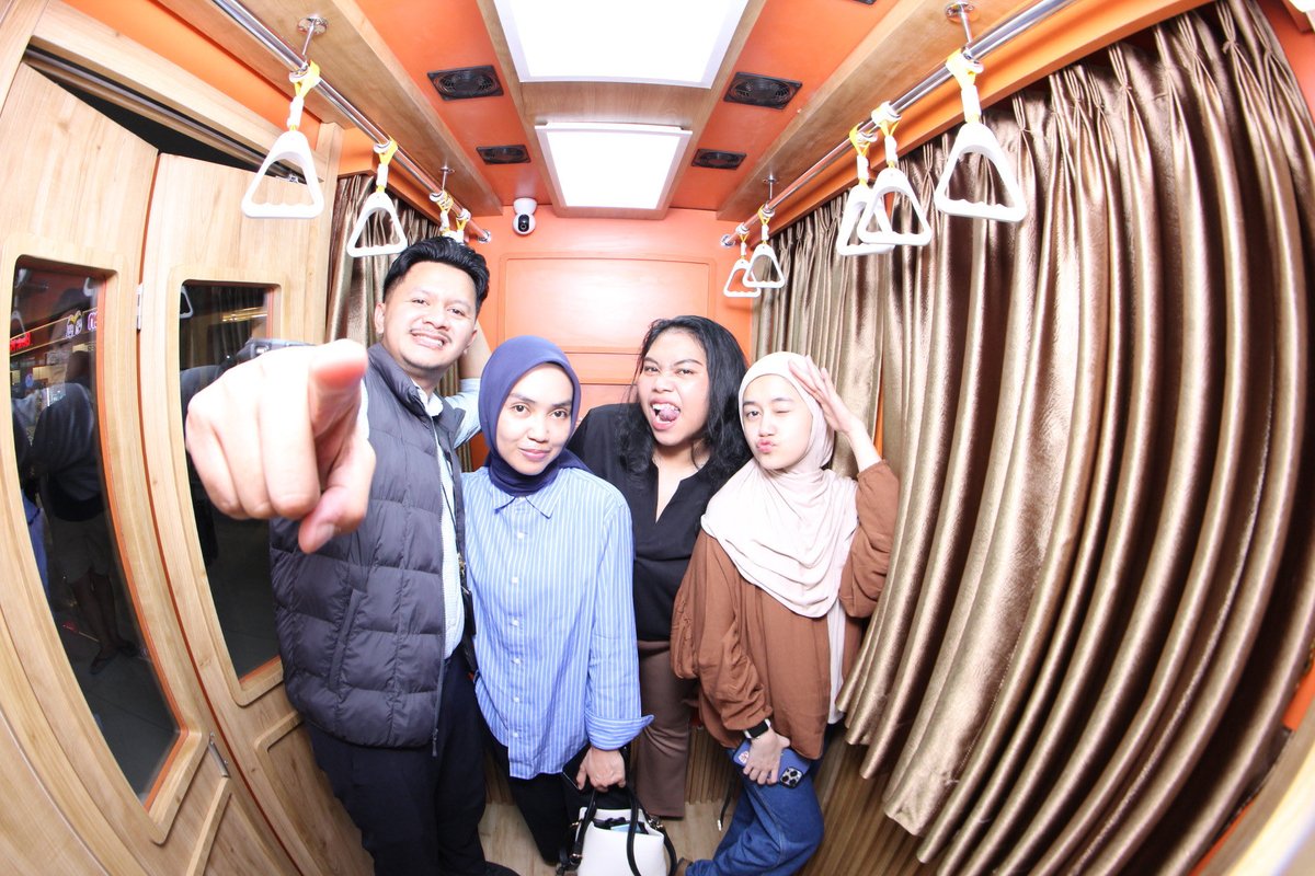 PipinNvnd's tweet photo. Seru juga di Stasiun Gambir ada fotoboth, mana murah dan layout dalemnya kereta banget. Lucu Pol .. nice move @KAI121 https://t.co/bCe2QtCK3A