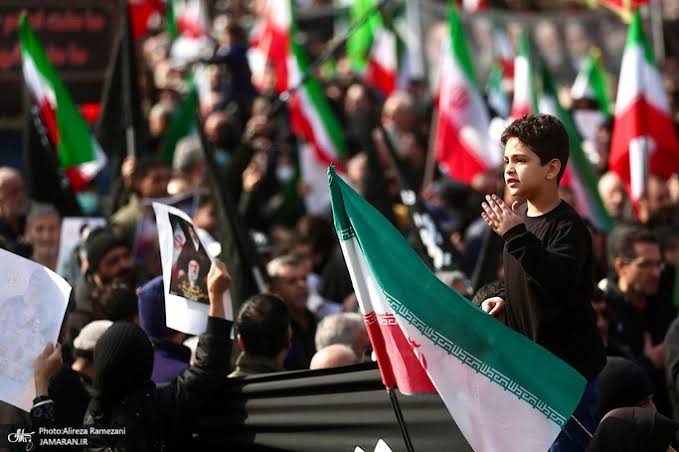 این رخدادها لحظاتی از «بازتولید معنا» در سطح بین‌المللی‌اند؛ جایی که هویت و امنیت جامعه از طریق کنش جمعی بازتعریف می‌شود و ادراک بازیگران خارجی شکل می‌گیرد.
#تا_پای_جان_برای_ایران #لبیک_یا_خامنه_ای #حضور_مقدس