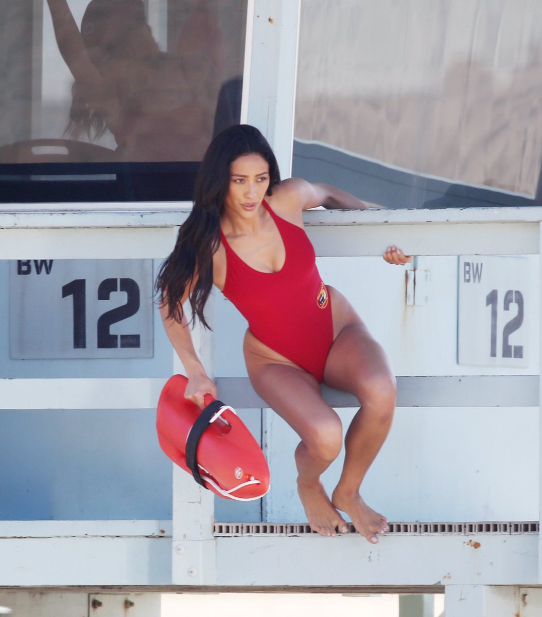 Guitar_Culture's tweet image. Shay Mitchell on set for the upcoming #Baywatch reboot 🛟
#ShayMitchell #PLL