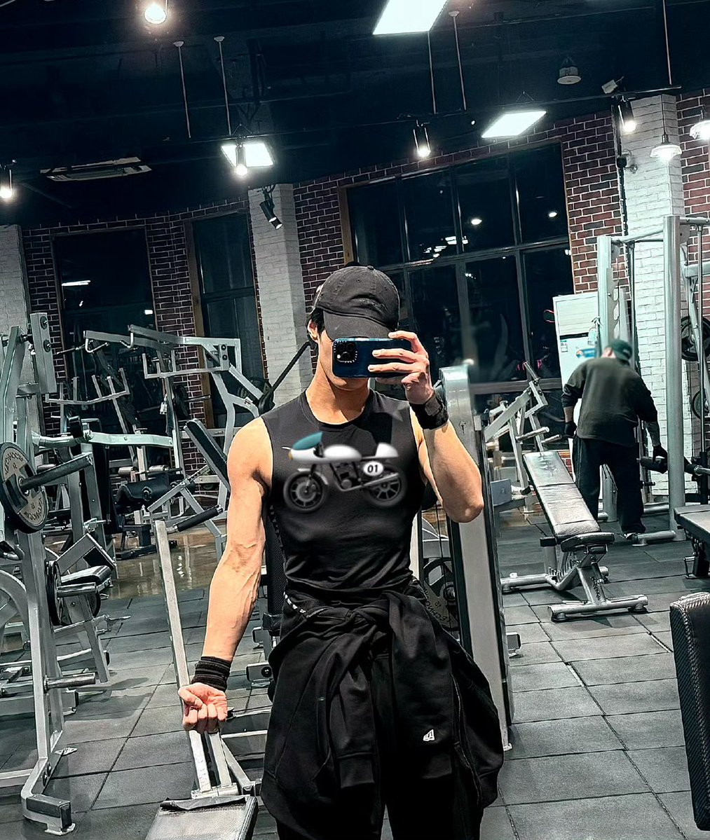 顾, Kaevan. tweet media