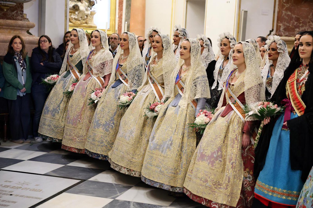 JCF_Valencia's tweet photo. 💐✨ Ofrenar a la nostra Mareta és un moment ple de sentiment i emoció

👑🌸  Així ho ha viscut la Cort d’Honor de la FMV, amb il·lusió, devoció i molta estima en cada pas del recorregut.

🫶🏼 Mar, Marta Salvador, Marta Capella, Zoe, Virginia, Laura, Daniela, Anabel, Ani, Paula Marí, Paula Castell i Vega. Elles, junt amb Carmen, han protagonitzat un instant inoblidable que quedarà per sempre en el record de les #Falles26.

📸 @Fotofilmax