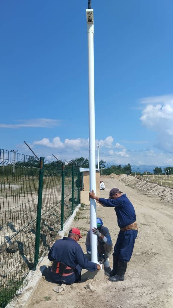 Cada jornada de trabajo es un reto para los eléctricos guantanameros  en la inversión  Parque Solar Fotovoltaico "El Algarrobo " , con el  compromiso en alto.#LoquenosUNEcompromiso.#CubaEstáFirme.