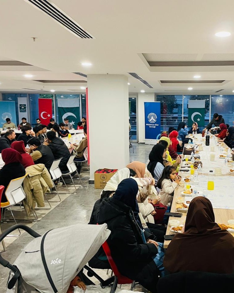 aghoshorgtr's tweet photo. İstanbul’da eğitim gören Pakistanlı öğrenciler için düzenlediğimiz iftar programında bir araya geldik. 🌙

Gerçekleştirdiğimiz bu anlamlı buluşmada, Pakistan’ın İstanbul Başkonsolosu’nun katılımı bizleri ayrıca onurlandırdı. https://t.co/Xp0m9cZ47m