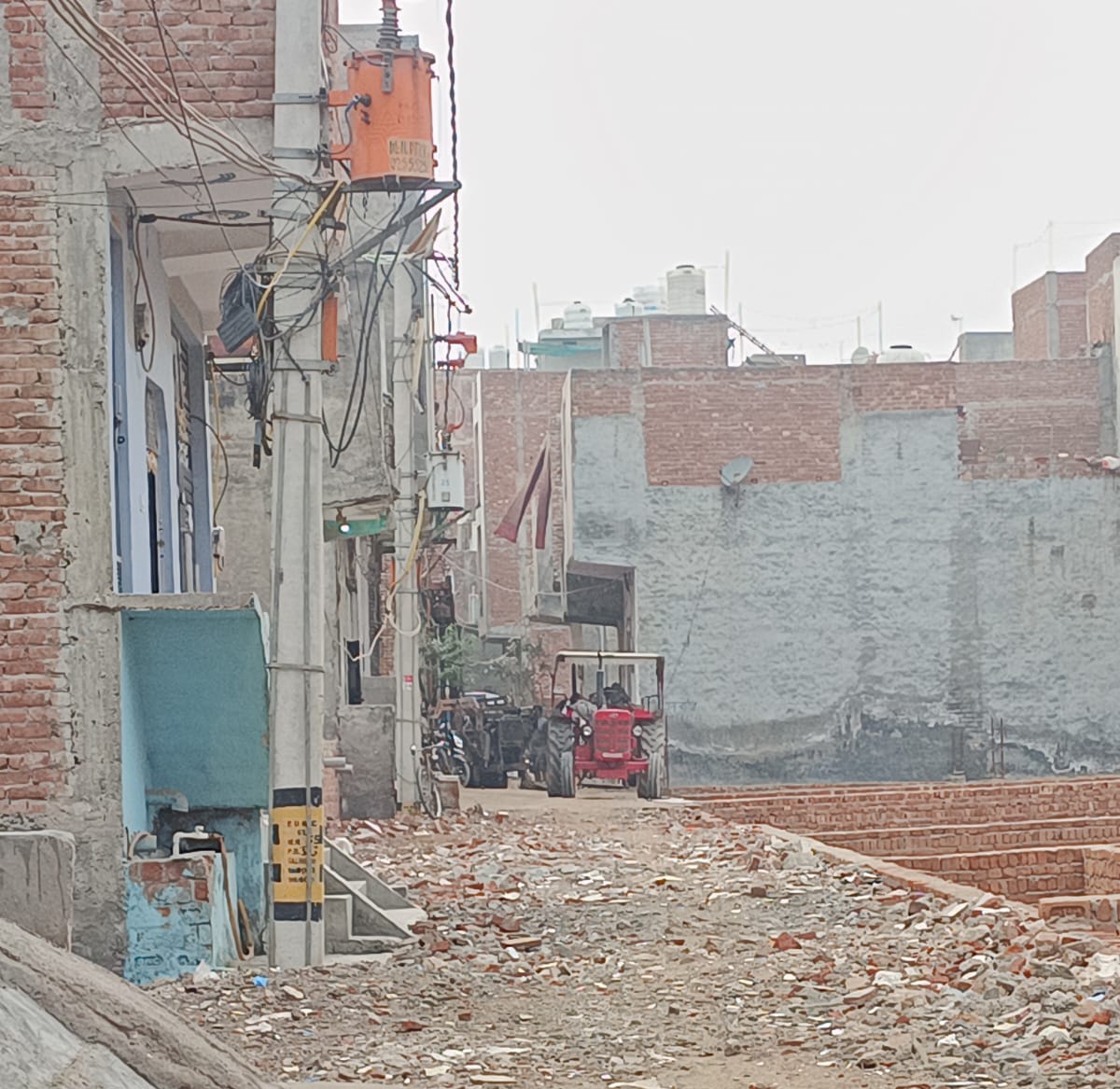 DelhiRoshanNews's tweet photo. हर्ष विहार बीट नंबर, 1, बना अवैध बोरिंग का 'हॉटस्पॉट': NGT के आदेशों को ठेंगा दिखा रहे वर्दीधारी और जल माफिया!

[विशेष संवाददाता: अशरफ सैफी | 

दिल्ली रोशन]

उत्तर-पूर्वी दिल्ली: राजधानी दिल्ली की प्यास बुझाने के दावों के बीच, उत्तर-पूर्वी दिल्ली का हर्ष विहार थाना क्षेत्र आज भ्रष्टाचार और पर्यावरण के कत्ल का गवाह बन रहा है। जहाँ एक ओर सरकार गिरते भूजल स्तर (Water Lable) को लेकर विज्ञापनों पर करोड़ों फूँक रही है, वहीं हर्ष विहार में 'जल माफिया' और 'भ्रष्ट पुलिस तंत्र' का एक ऐसा कॉकटेल तैयार हो गया है जो दिल्ली के भविष्य को रेगिस्तान बनाने पर तुला है।

 हर्ष विहार : मंदिर वाली गली मे खुलेआम 'धरती का सीना' चीर रहा माफिया,,,

ताजा मामला आज दिनांक, 19/3/26, हर्ष विहार  (पिन: 110093) का है। विशेष सूत्रों और स्थानीय निवासियों के अनुसार, ब्लॉक ए-3 गली नंबर, 16, मंदिर वाली गली हर्ष विहार दिल्ली 110093, का है जहां पर विशेष सूत्रों द्वारा पता चला है कि, आरिफ और दानिश नामक व्यक्तियों, द्वारा बरमे वाली बड़ी मशीन से अवैध रूप से बोरवेल/समरसेबल लगाने का काम युद्ध स्तर पर चल रहा है। मशीन संचालक का नाम आबाद बताया जा रहा है,
हैरानी की बात यह है कि यह कोई लुका-छिपी का खेल नहीं है। यह सब कुछ बीट नंबर, 1, के बीट ऑफिसर भूपेंद्र, और शशांक,के कथित 'संरक्षण' और 'आशीर्वाद' के तले हो रहा है। जब रक्षक ही भक्षक बन जाएं और कानून के रखवाले ही माफिया के लिए 'सुरक्षा कवच' का काम करने लगें, तो न्याय की उम्मीद किससे की जाए?

फिक्स 'रेट कार्ड' और पुलिस की 'स्पेशल पेट्रोलिंग',,,

क्षेत्र में चर्चा है कि हर्ष विहार थाने के अंतर्गत आने वाले इलाकों में अवैध बोरिंग के लिए एक 'रेट कार्ड' तय है। सूत्रों का दावा है कि:
 * मोटा सेवा शुल्क: हर नए बोरवेल की खुदाई के लिए एक निश्चित रकम बीट लेवल से लेकर थाने के आला अधिकारियों के नाम पर वसूली जाती है।

 * सुरक्षित घेरा: स्थानीय लोगों का आरोप है कि जिस गली में बोरिंग मशीन (Drilling Machine) लगती है, वहां अचानक पुलिस की गश्त बढ़ जाती है। यह गश्त अपराधियों को रोकने के लिए नहीं, बल्कि यह सुनिश्चित करने के लिए होती है कि माफिया के काम में कोई 'विघ्न' न पड़े।

इलाकों की कुंडली: कहाँ-कहाँ चल रहा है 'पाताल का दोहन',,

प्रभावित क्षेत्र | वर्तमान स्थिति | माफिया का मोडस ऑपेरेंडी,

1, प्रताप नगर व सबोली हर दूसरी गली में अवैध समरसेबल घरेलू कनेक्शन की आड़ में व्यावसायिक दोहन।

2, मिलन गार्डन (इंडस्ट्रियल) भारी मशीनों द्वारा अंधाधुंध खुदाई फैक्ट्रियों में गुपचुप तरीके से हाई-कैपेसिटी बोरिंग।

3, राजीव नगर व बैंक कॉलोनी  सघन आबादी के बीच माफिया का राज विरोध करने वाले निवासियों को पुलिस का डर दिखाना।

NGT के आदेशों की सरेआम 'शव-परीक्षा',,

नेशनल ग्रीन ट्रिब्यूनल (NGT) और दिल्ली सरकार के कड़े निर्देश हैं कि बिना अनुमति के भूजल का दोहन दंडनीय अपराध है। लेकिन हर्ष विहार पुलिस के लिए ये आदेश महज रद्दी के टुकड़े हैं। यहाँ 'वर्दीधारी सौदागर' चंद रुपयों की खनक के लिए आने वाली पीढ़ी की बूंद-बूंद का सौदा कर रहे हैं। विशेषज्ञों का मानना है कि यदि यह 'गैरकानूनी जल-अभिषेक' नहीं रुका, तो यह इलाका जल्द ही 'डार्क जोन' घोषित हो जाएगा, जहाँ जमीन के अंदर पानी का नामोनिशान नहीं बचेगा।
तीखे सवाल: जवाबदेही की बारी अब किसकी?

 * क्या DCP (उत्तर-पूर्वी दिल्ली) को अपने क्षेत्र में चल रहे इस संगठित अपराध और 'आशीर्वाद समारोह' की जानकारी नहीं है?

 * क्या थाना अध्यक्ष (SHO) की चुप्पी उनकी इस अवैध कारोबार में सीधी संलिप्तता का प्रमाण है?

 * क्या प्रशासन तब जागेगा जब जनता की प्यास बुझाने के लिए टैंकर माफियाओं के आगे हाथ फैलाना पड़ेगा?

 एलजी (LG) और पुलिस कमिश्नर से आस,,

अब गेंद दिल्ली के उपराज्यपाल (LG) और दिल्ली पुलिस कमिश्नर के पाले में है। क्या इन 'दागी' बीट अफसरों और जल माफियाओं के गठजोड़ पर गाज गिरेगी? क्या प्रताप नगर और हर्ष विहार की जनता को इस माफिया राज से मुक्ति मिलेगी?
'दिल्ली रोशन' इस मुद्दे को तब तक प्रमुखता से उठाता रहेगा, जब तक पाताल को खोखला करने वाली इन मशीनों पर सरकारी ताला नहीं लग जाता और भ्रष्टाचार के इन संरक्षकों को सलाखों के पीछे नहीं भेजा जाता।
@PMOIndia 
@narendramodi 
@AmitShah 
@HMOIndia 
@rashtrapatibhvn 
@CMODelhi 
@LtGovDelhi 
@gupta_rekha 
@ManojTiwariMP 
@MCD_Delhi 
@CPDelhi 
@DelhiPolice 
@DCPNEastDelhi 
@AcpNand 
@ShoHarshvihar
@Ravindra_IPS 
@CrimeBranchDP
@MCDdelhi 
@delhijalboard0 
@DelhiJalBoard 
@NGTIndia 
@DMNorthEast1 
@SdmNorth