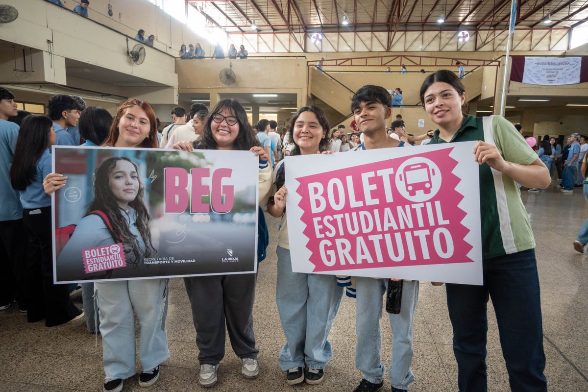 GobDeLaRioja's tweet photo. 💳 El BEG es un acompañamiento concreto para las familias riojanas, una inversión que garantiza el acceso a la educación en todos los niveles y que alivia la economía de miles de hogares.

Esta semana compartimos nuevos abordajes en el Colegio Provincial N°1 y la Escuela Normal, para que las y los estudiantes tengan más información sobre este beneficio.

Seguimos construyendo políticas que apuestan a las juventudes. 💪🏻