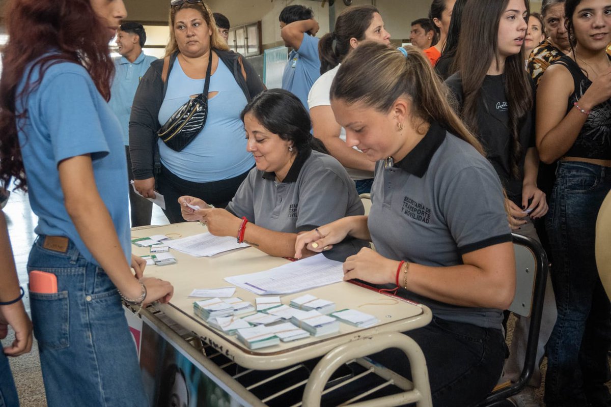 GobDeLaRioja's tweet photo. 💳 El BEG es un acompañamiento concreto para las familias riojanas, una inversión que garantiza el acceso a la educación en todos los niveles y que alivia la economía de miles de hogares.

Esta semana compartimos nuevos abordajes en el Colegio Provincial N°1 y la Escuela Normal, para que las y los estudiantes tengan más información sobre este beneficio.

Seguimos construyendo políticas que apuestan a las juventudes. 💪🏻