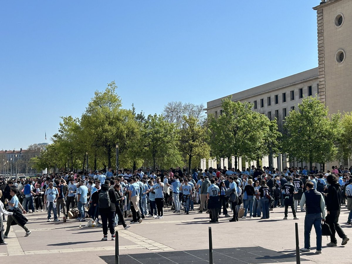 zakaria697fcb's tweet photo. Les supporters de Celta Vigo sont très nombreux place Antonin Poncet, sous le soleil 😎 #OLCEL #OLCelta https://t.co/fl5nzlgyiQ