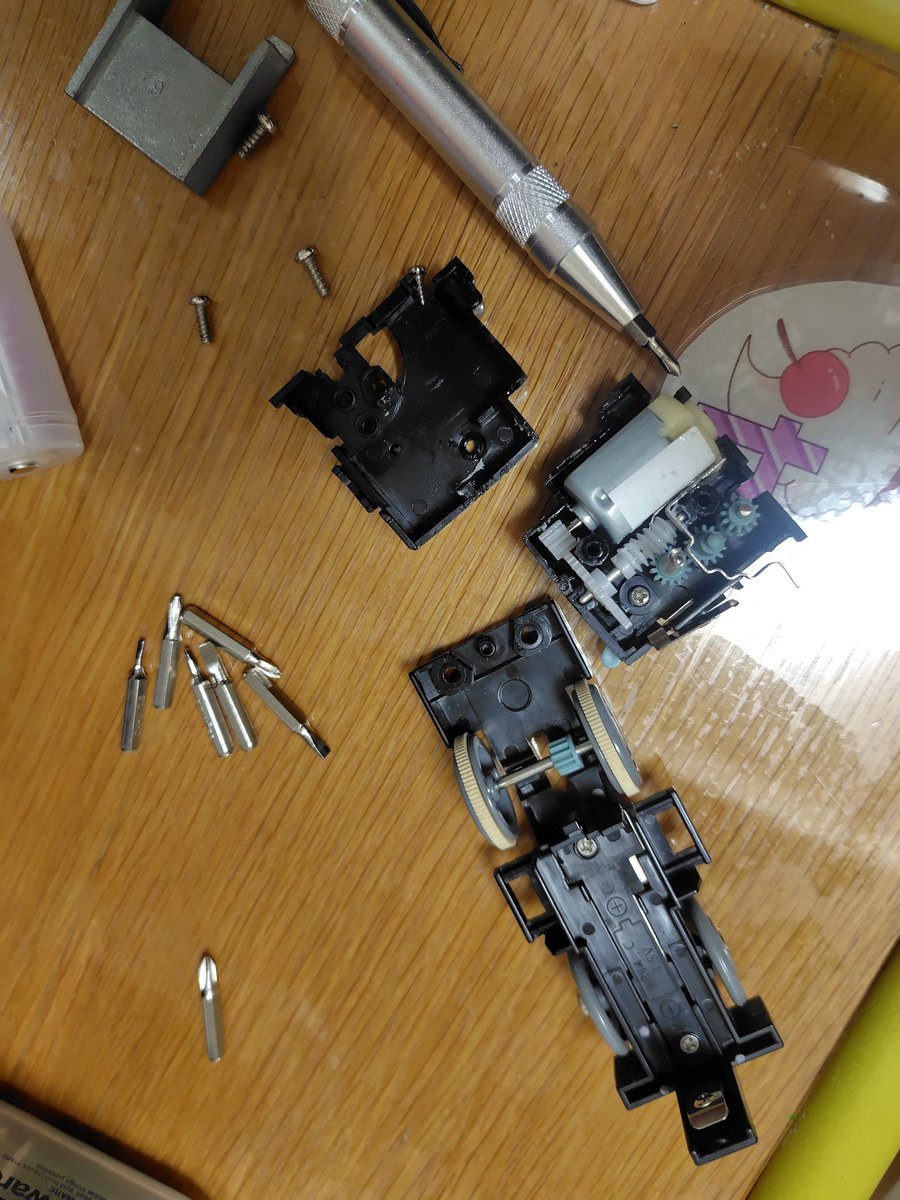 kony_0113's tweet photo. プラレールの金太郎
変な走り方をするので解体してみた。
ギアのかみぐあいがミリ単位にズレている模様。。。
調整に時間が、、、
私はこんなことしてる場合じゃなくて、来月の試験勉強したいのにぃ！ https://t.co/fwxPl34dOh