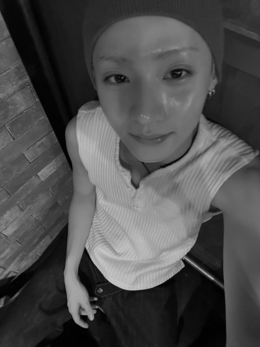 seashorewave's tweet photo. si kakak habis update sleeveless kemana mana terus tiba tiba meng update lagi melet + wink yang typical seductive faces mau ngegoda gitu?? ngaku meng lu cemburu kan si kakak pamer biceps tapi gamau kalah #cocoklogi #halu #scizo https://t.co/QKbvW7pACG