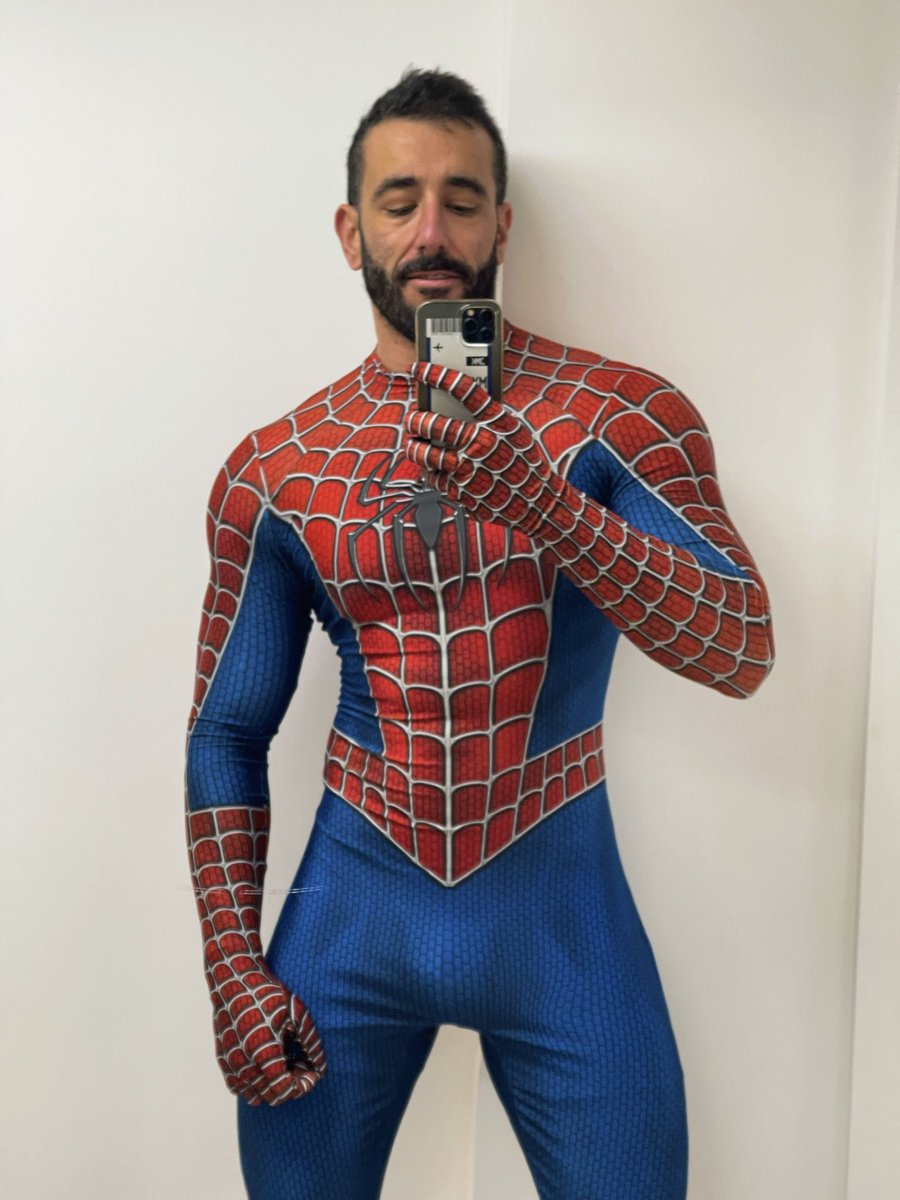 L A U R O tweet media