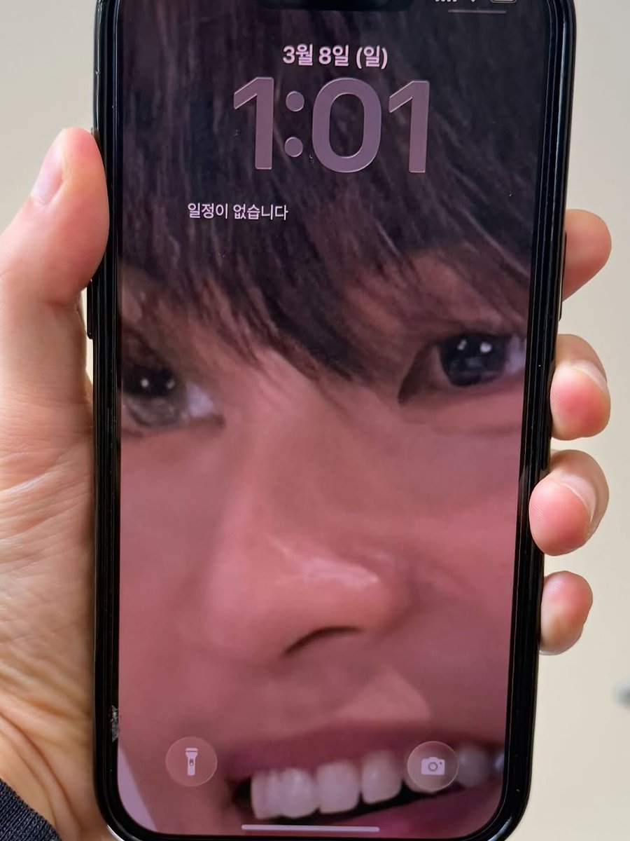 hwuckie's tweet image. lockscreen update 🤳 (the said person decided to do very bad thing to me #exaggerating so don't tell him)