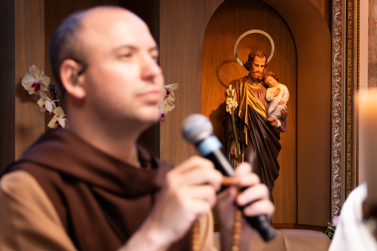 FreiGilsonCMES's tweet photo. Foi uma alegria rezar mais um Santo Rosário hoje, no dia de São José. Tenho certeza de que Deus falou profundamente ao seu coração.

Também foi uma grande alegria receber a presença de Dom Murilo Krieger.

Até amanhã, se Deus quiser, amanhã teremos mais.

Agora me conta: qual momento mais te marcou hoje?