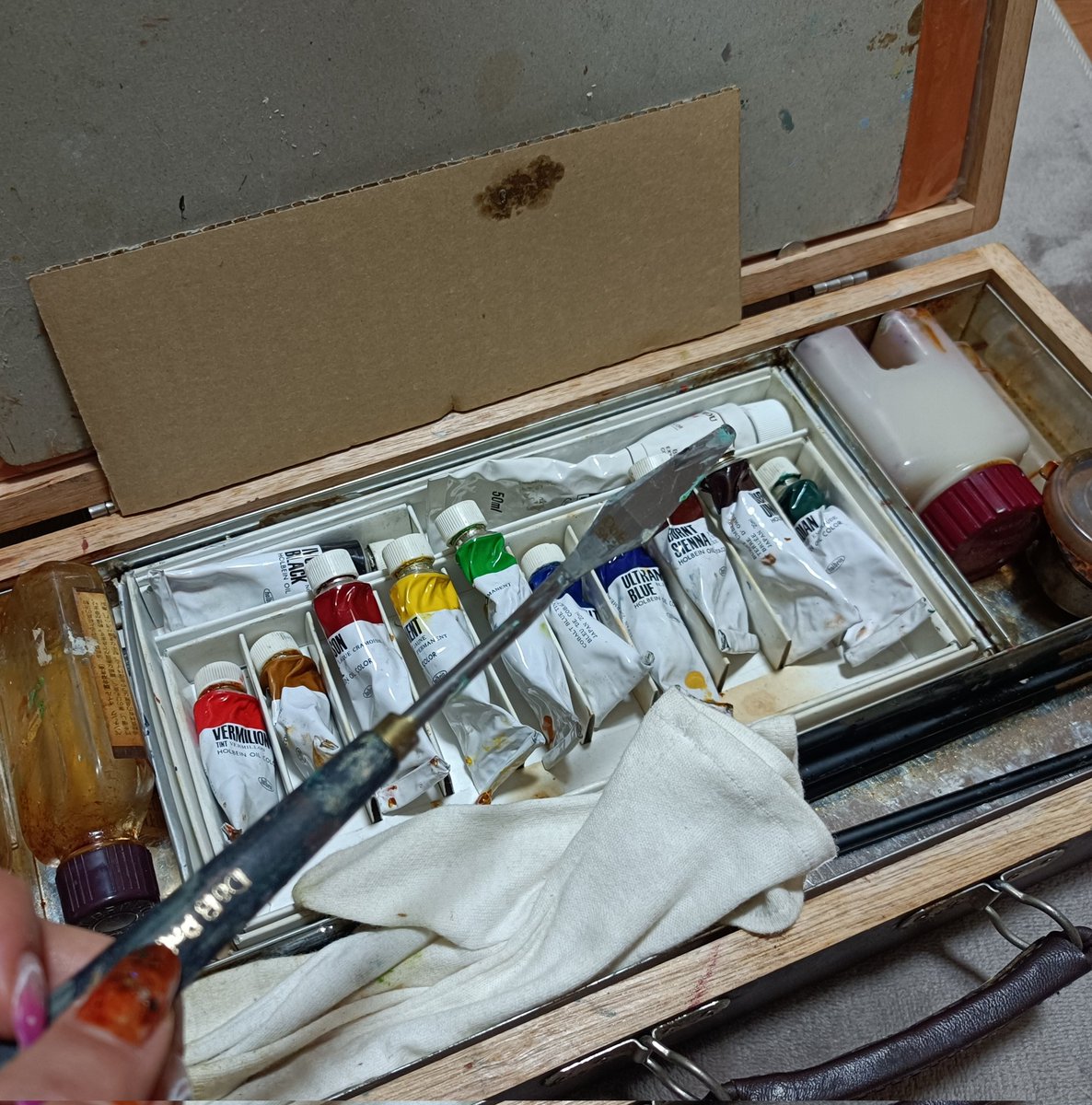 数年に一度、捨てようか迷って、結局捨てられない油絵具を眺め中です。

また捨てられなさそう…😂