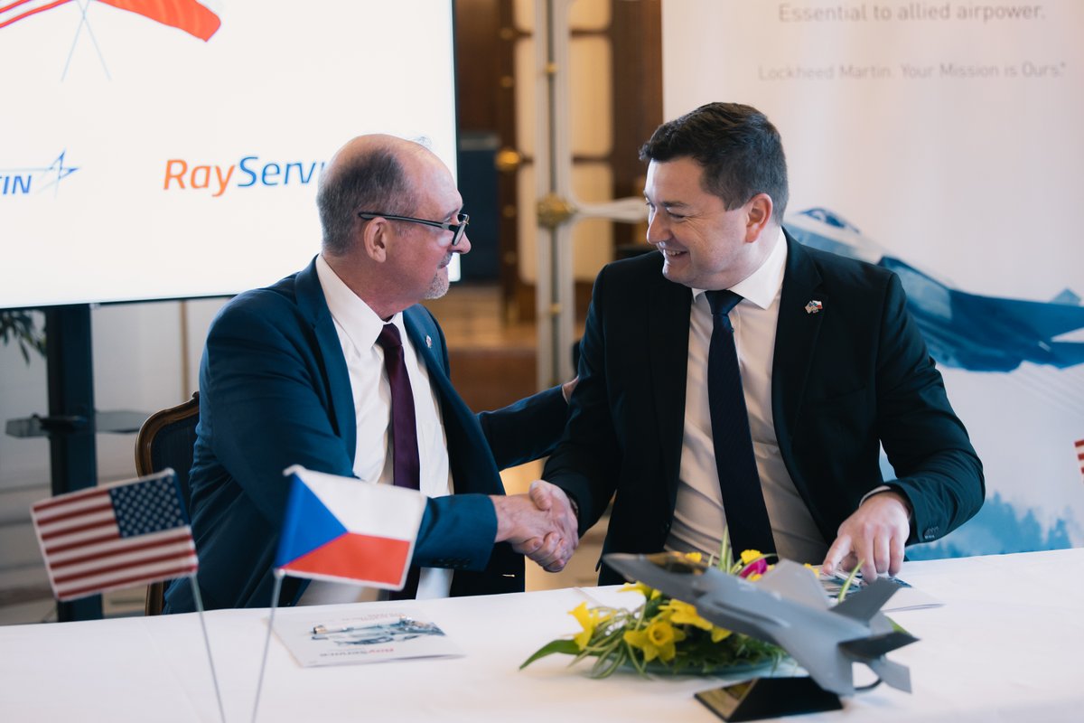 USEmbassyPrague's tweet photo. „@TheF35 představuje investici jak do obrany, tak do ekonomiky. Gratuluji @RayService_cz k novému partnerství se společností @LockheedMartin, které přinese pracovní místa v 🇨🇿 i 🇺🇸 a zároveň posílí #NATO a zvýší bezpečnost České republiky.“ #AmbMerrick https://t.co/rF5QQq9PMh