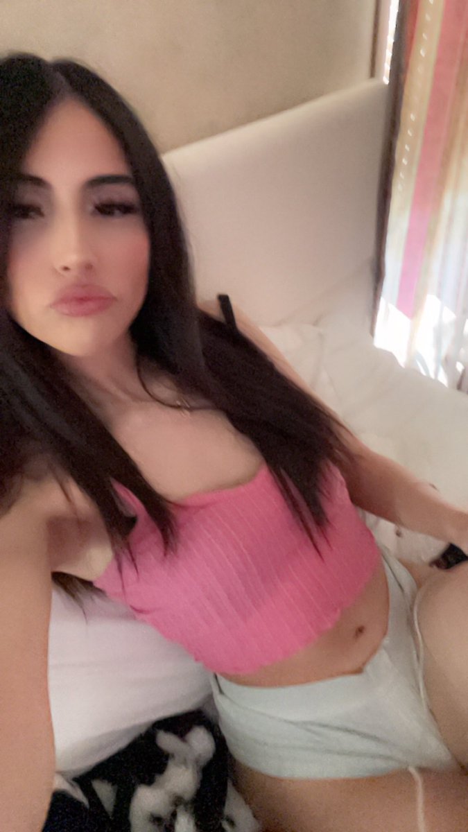 rpsrev's tweet photo. i look good in pink and white 🎀🦢 https://t.co/75pCYnGN9Q