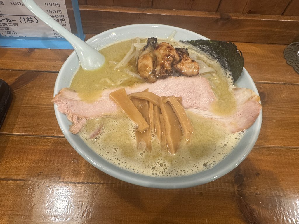 sexyanchang's tweet photo. いつもの場所に行った帰りにいつもの場所へ❣️
牡蠣ラーメン🦪絶品だったの🥰
もちろんめっちゃ美味しかったの🤤
でもね…このタレしそ餃子‼️
衝撃💥💥💥
食べてね✋みんな💕︎
あつさん✨いつもご馳走様です😆 https://t.co/1eHpPjxGry