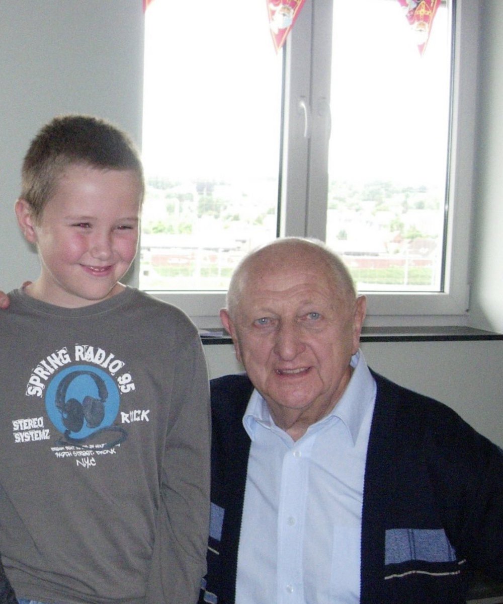 raph is seeing ariana tweet media