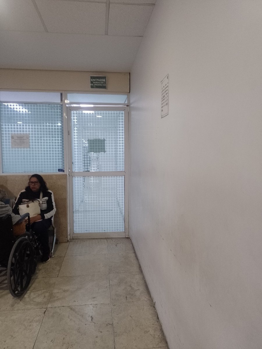 rodmina's tweet photo. @Tu_IMSS simplemente no se ve movimiento, y se viene cambio de turno menos https://t.co/Wz41dbtPfD