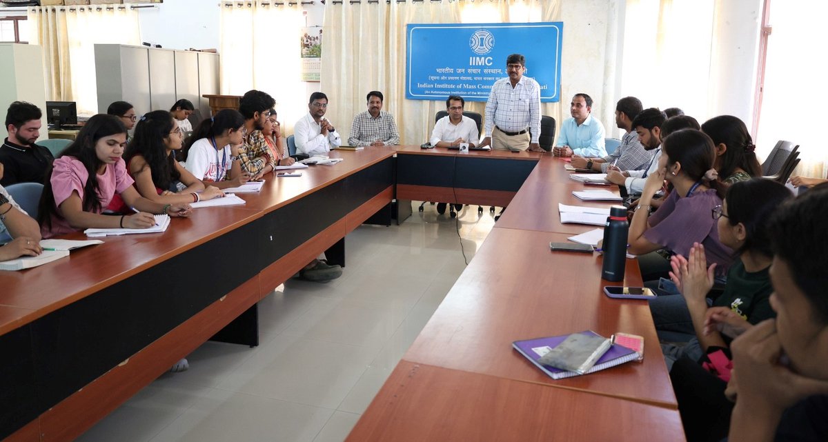 IIMC_Amravati's tweet photo. @IIMC_Amravati में 16 से 18 मार्च के बीच 'डिजिटल मीडिया' विषय पर विशेष व्याख्यान एवं कार्यशाला का आयोजन किया गया। @IIMC_India के एसोसिएट प्रोफेसर डॉ. पवन कौंडल ने डिजिटल मीडिया के विविध सैद्धांतिक एवं व्यावहारिक आयामों पर विद्यार्थियों का मार्गदर्शन किया।
@MIB_India 
@pragyapgaur https://t.co/yf2FYgcpC2