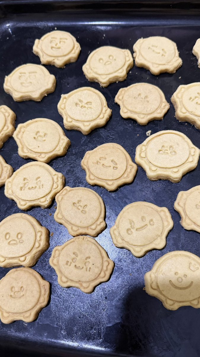 hyukjaeable's tweet photo. baking super junior cookies for eid mubarak! 😆 

THEY ARE SUPER CUTE TBH https://t.co/mIgsRT4k4t