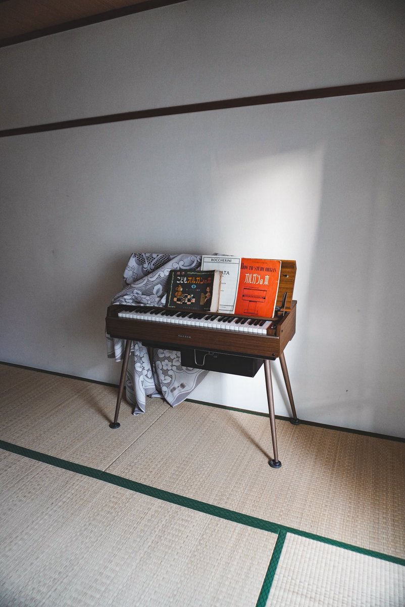 studioramune's tweet photo. 2階和室

スタジオの中で1番明るいお部屋となっています🔅
晴れの日には、日が沈むまでずーっと自然光が差し込みます🔅

また、お布団を使って日常感を演出したり、オルガンからは音色が聞こえてきそうなお写真が撮れたり…

大きなミラーボールも是非ご活用下さい！

⚠︎生花は常設しておりません。 https://t.co/XSATa8W9JG