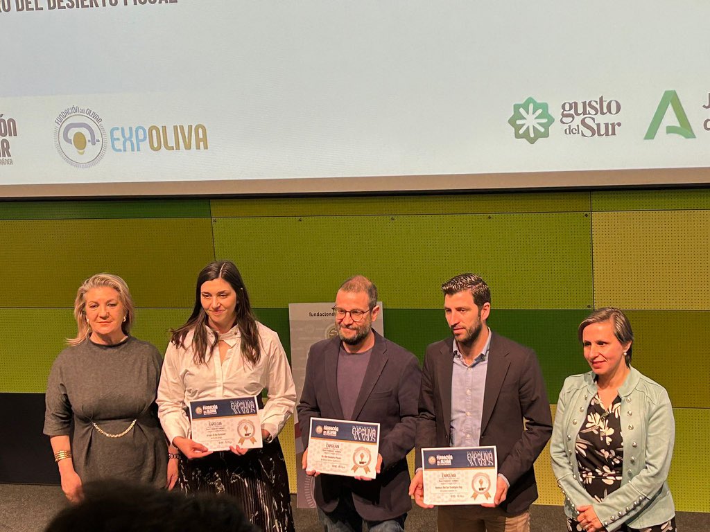 orodeldesierto's tweet photo. Hoy recogemos esta mención (2° mejor clasificado) de @expoliva premio de la @fundacionolivar como ya os anunciamos en su día cuando se publicó. También el #coupage ha sido finalista, seguimos trabajando duro para obtener la mejor calidad año tras año! https://t.co/pgqTwq8akJ