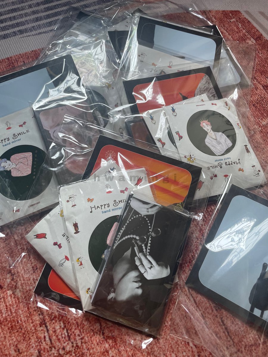 Freebies for ATEEZ #InYourFantasyinKL

Hi! I nak bagi freebies to anyone attend concert or datang utk collect freebies this weekend

— Limited to 70 set (some will get random quantity of handmirror)
— Fcfs! D-day nanti i update dkt mana boleh collect

#ATEEZinKL #ATEEZinMY