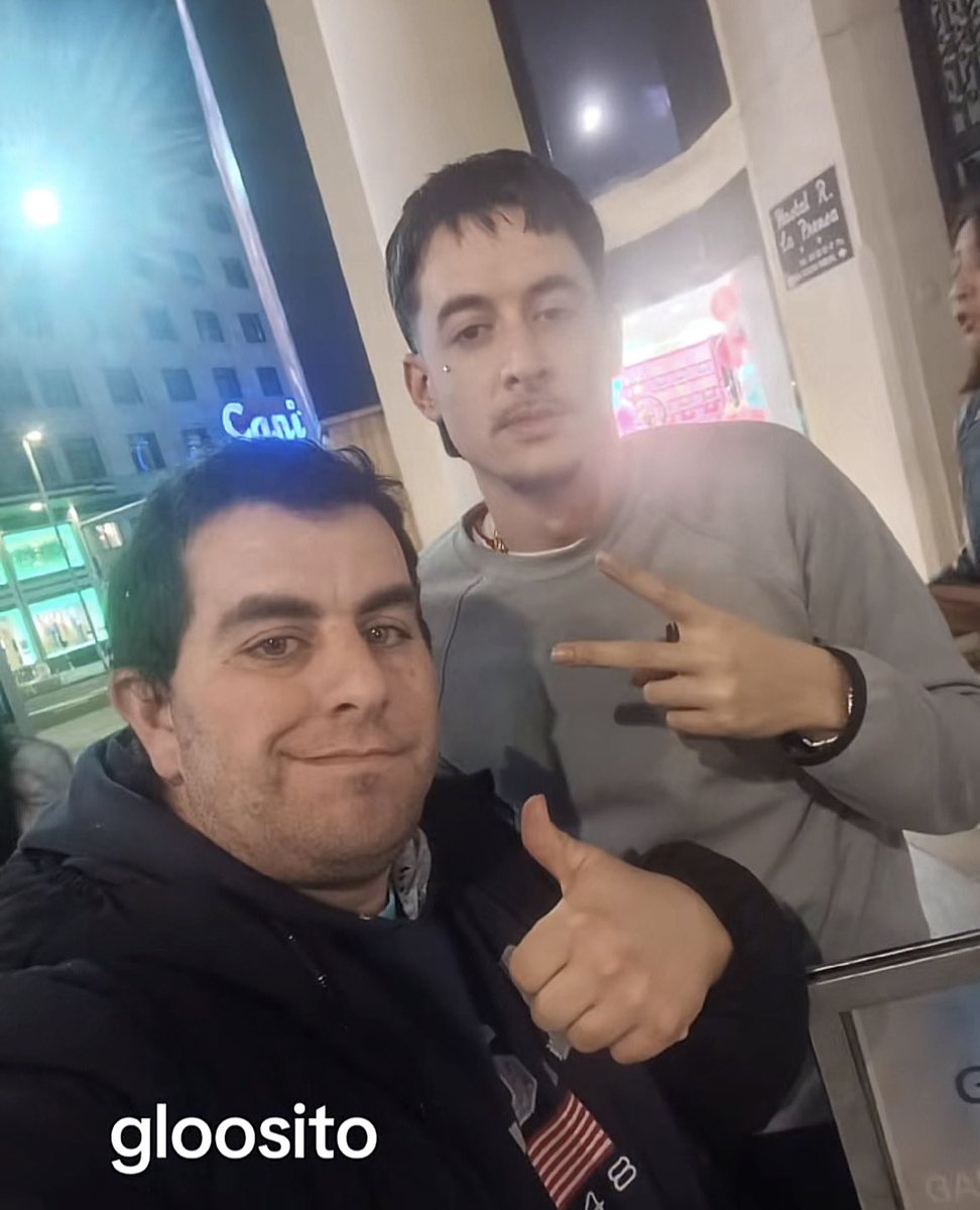 angsmh's tweet photo. jaja yo tengo una foto con él y vusotro no 😂🫵🏼 https://t.co/cGtiPhpfOw