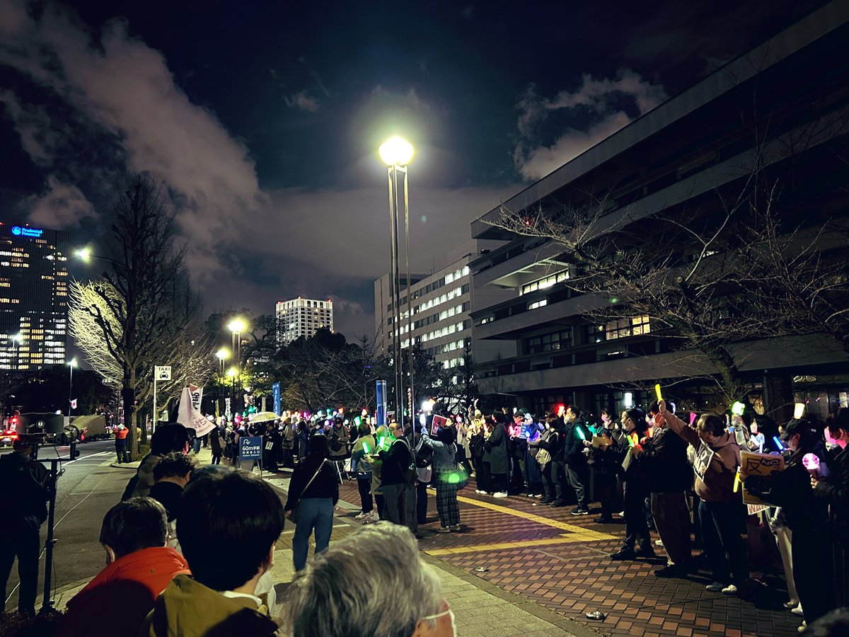 そんなわけで #議員会館前行動0319 に行って来た。わたしは着いたのが19時ごろで、メインのステージからやや離れた国会図書館横と、全体からすると端っこにいたにすぎなかったのだけど、それでも中央から伝播してくる熱気に触れ得た感があった。思うところは多々あったけど、行ってよかった。NO WAR.