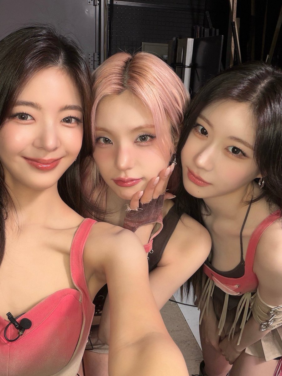 chaeryeong moments that could kill a sapphic tweet media